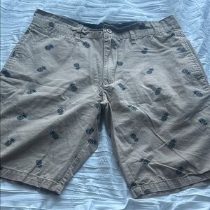 Beverly Hills Polo Club tan navy Pineapple 10" flat from khaki Shorts